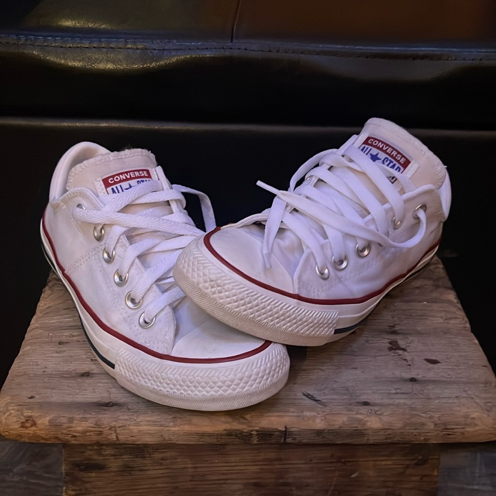 Women’s size 6.5 White Low top Chuck Taylor Converse